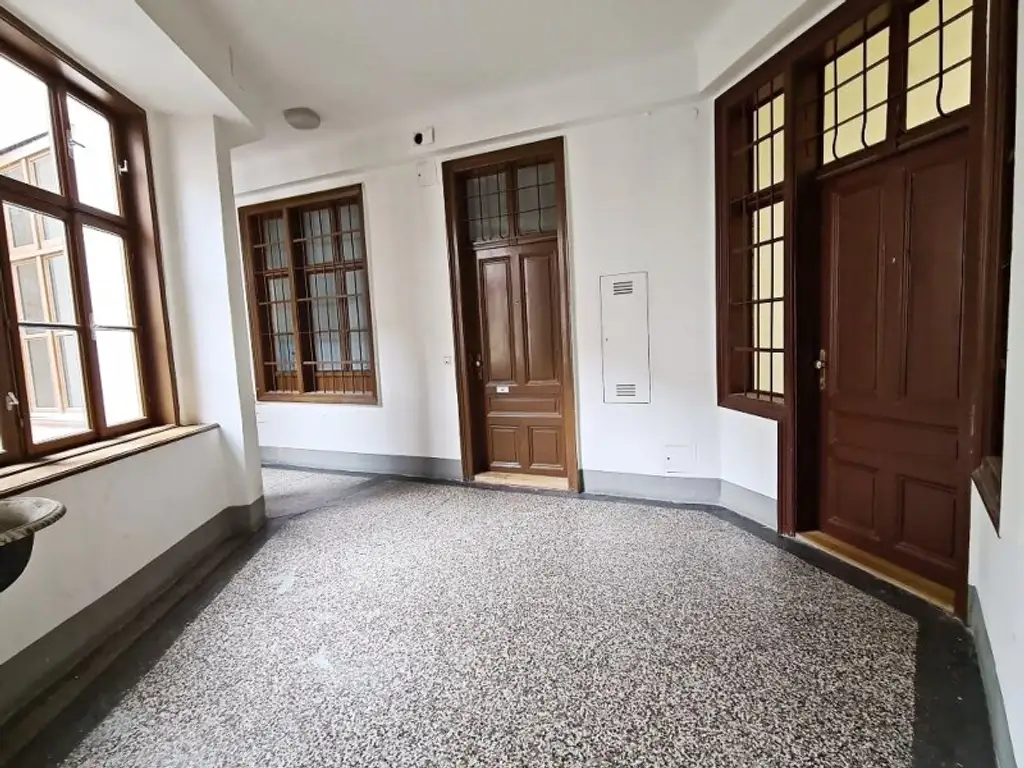 SIEBENBRUNNENPLATZ, gepflegte 85 m2 Altbau, 3 Zimmer, Küche, Wannenbad, Parketten, WG-geeignet, Reinprechtsdorfer Straße