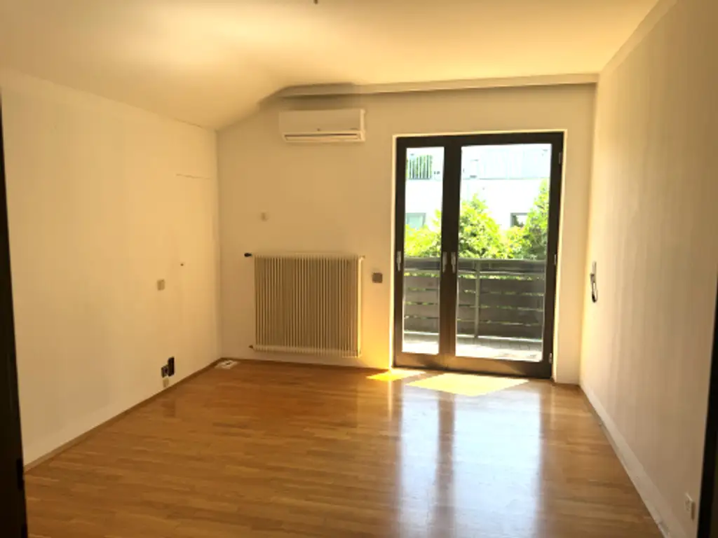 "Einfamilienhaus mit 1110m² Grund mitten im Ort!"