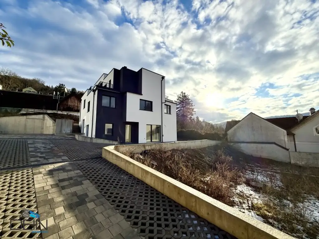 PREISREDUKTION! EXKLUSIVE 4-5 ZIMMER DOPPELHAUSHÄLFTEN MIT FREIFLÄCHEN IN GRÜNRUHELAGE!