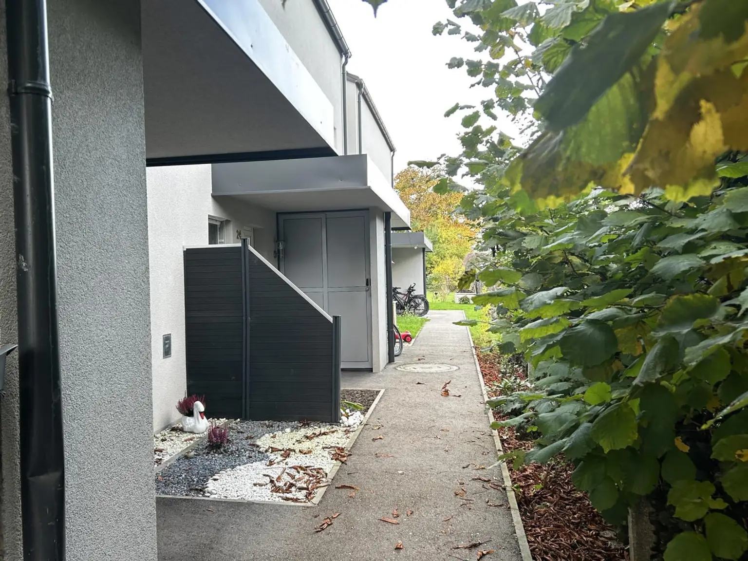 Moderne Reihenhausvilla mit Studio im DG und XXL-Dachterrasse, Carport und KFZ-Abstellplatz in Zentrumsnähe von Vöcklabruck