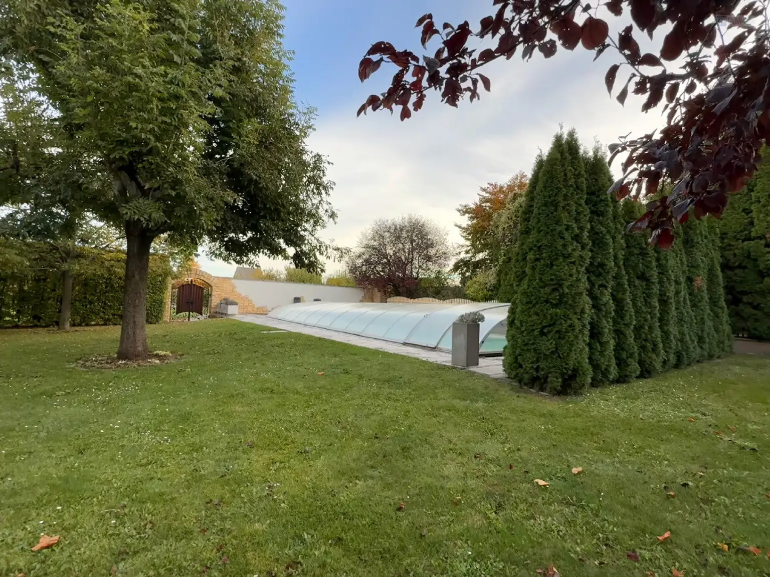 GARTENPARADIES   -  9.000 M² - 
LANDHAUS IN PARKLANDSCHAFT  
NUR 30 MINUTEN VON WIEN