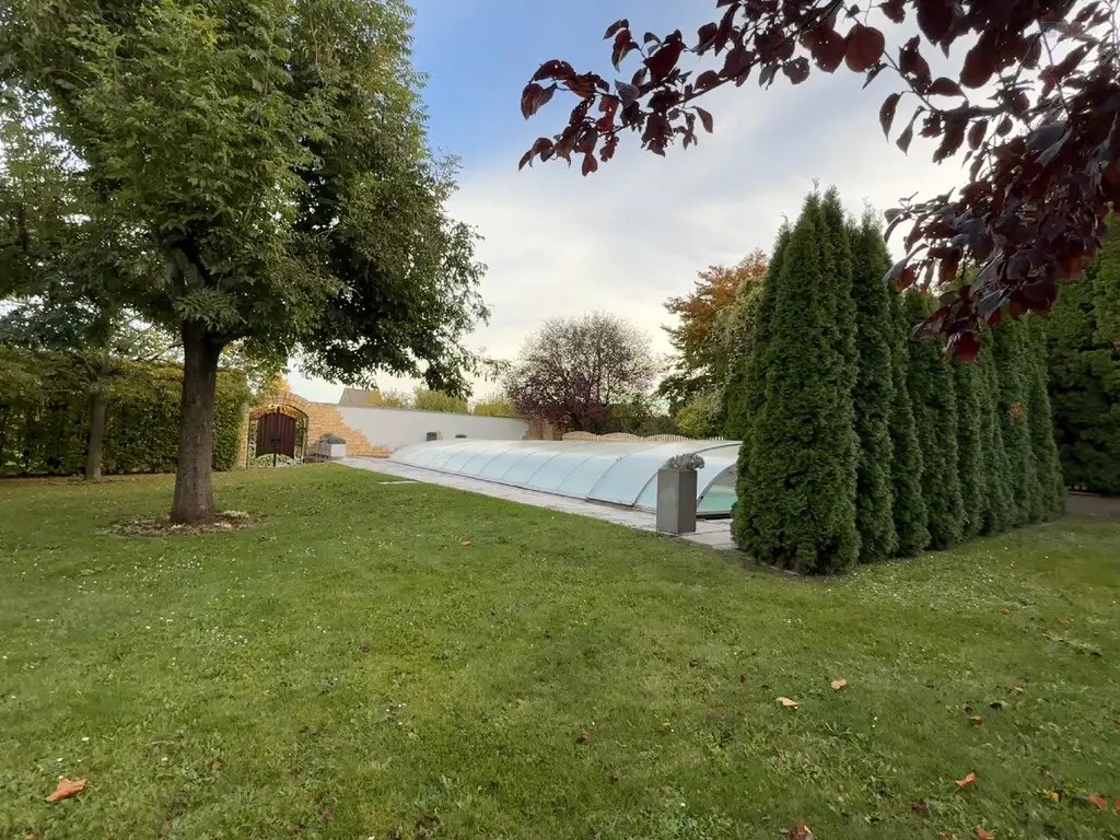 GARTENPARADIES   -  9.000 M² - 
LANDHAUS IN PARKLANDSCHAFT  
NUR 30 MINUTEN VON WIEN