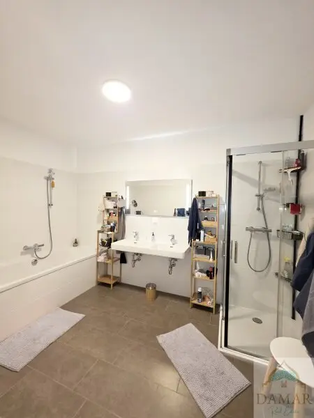 Traumhafte 4-Zimmer-Dachgeschoßwohnung mit großer 65m² Terrasse und Garagenplatz in 1220 Wien – Jetzt zugreifen!