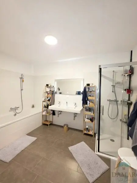 Traumhafte 4-Zimmer-Dachgeschoßwohnung mit großer 65m² Terrasse und Garagenplatz in 1220 Wien – Jetzt zugreifen!