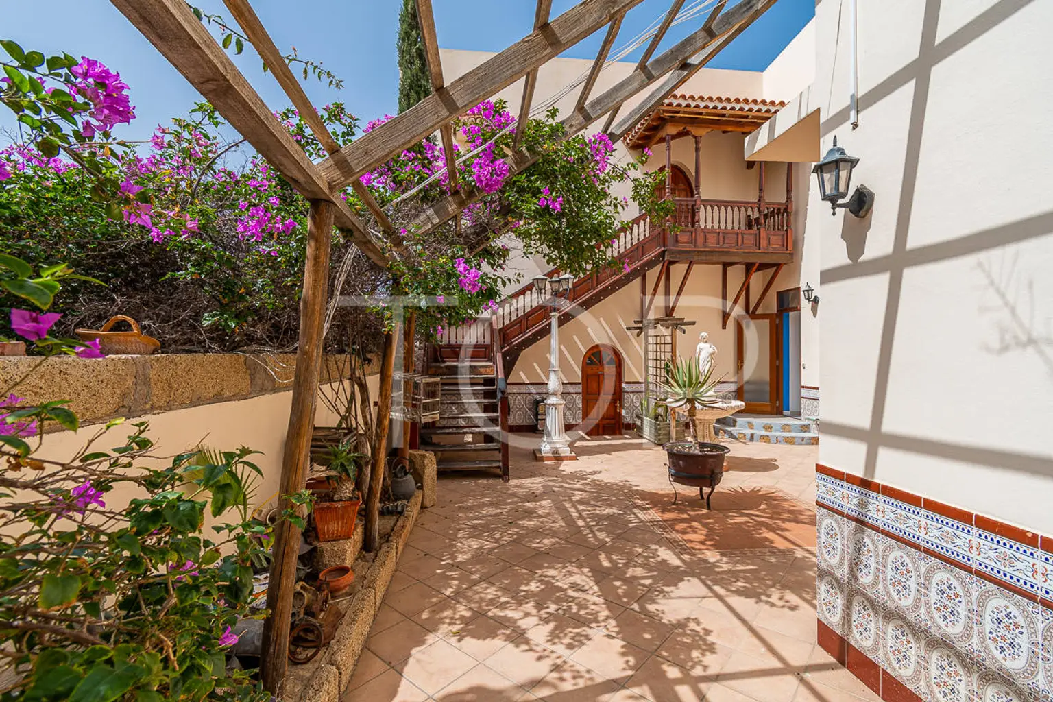 Romántica mansión con seis apartamentos en Costa de Adeje
