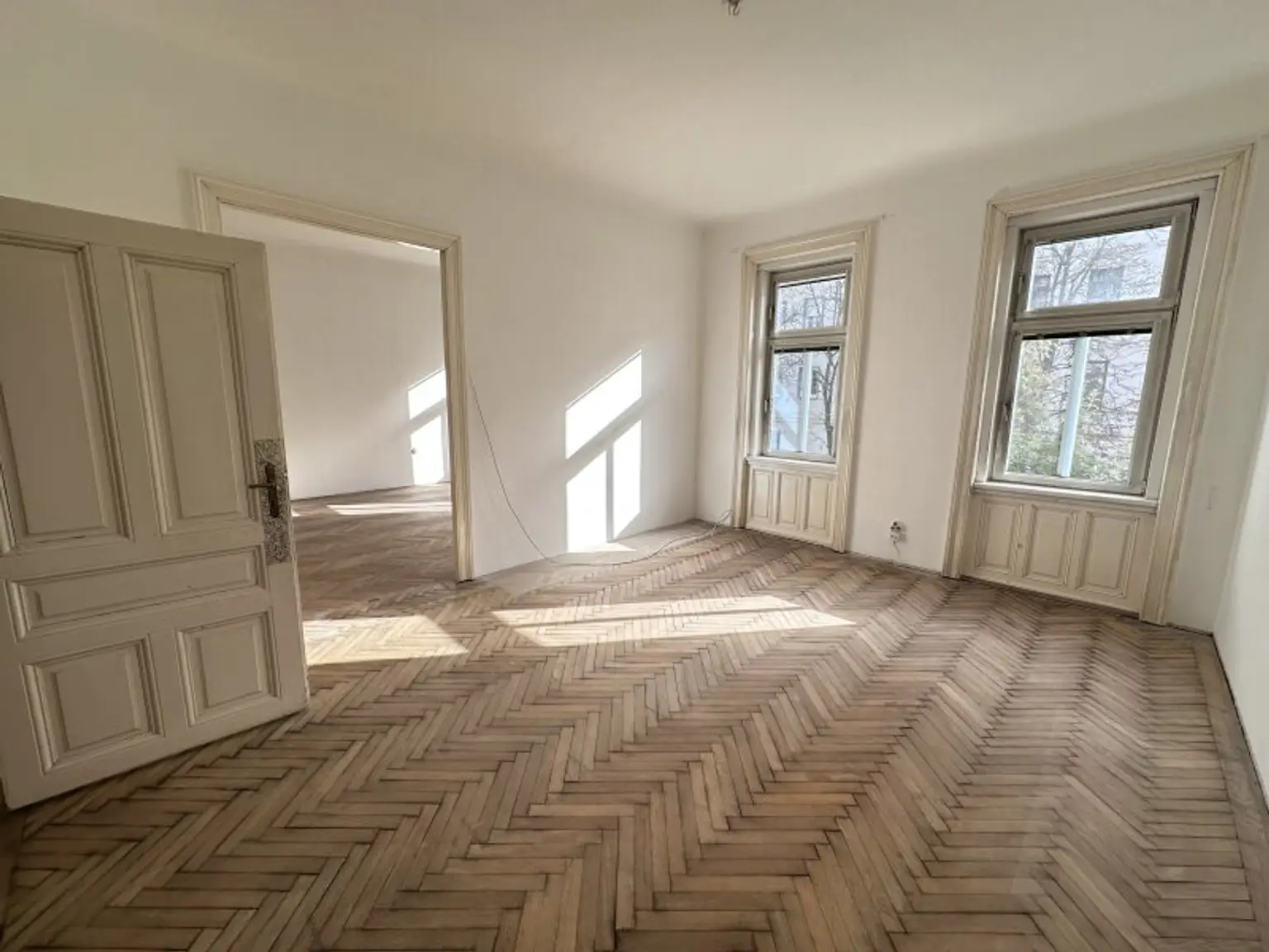 TOLLER ALTBAU - SCHÖNE WOHNUNG IM ALTWIENER STIL - ZUM SANIEREN