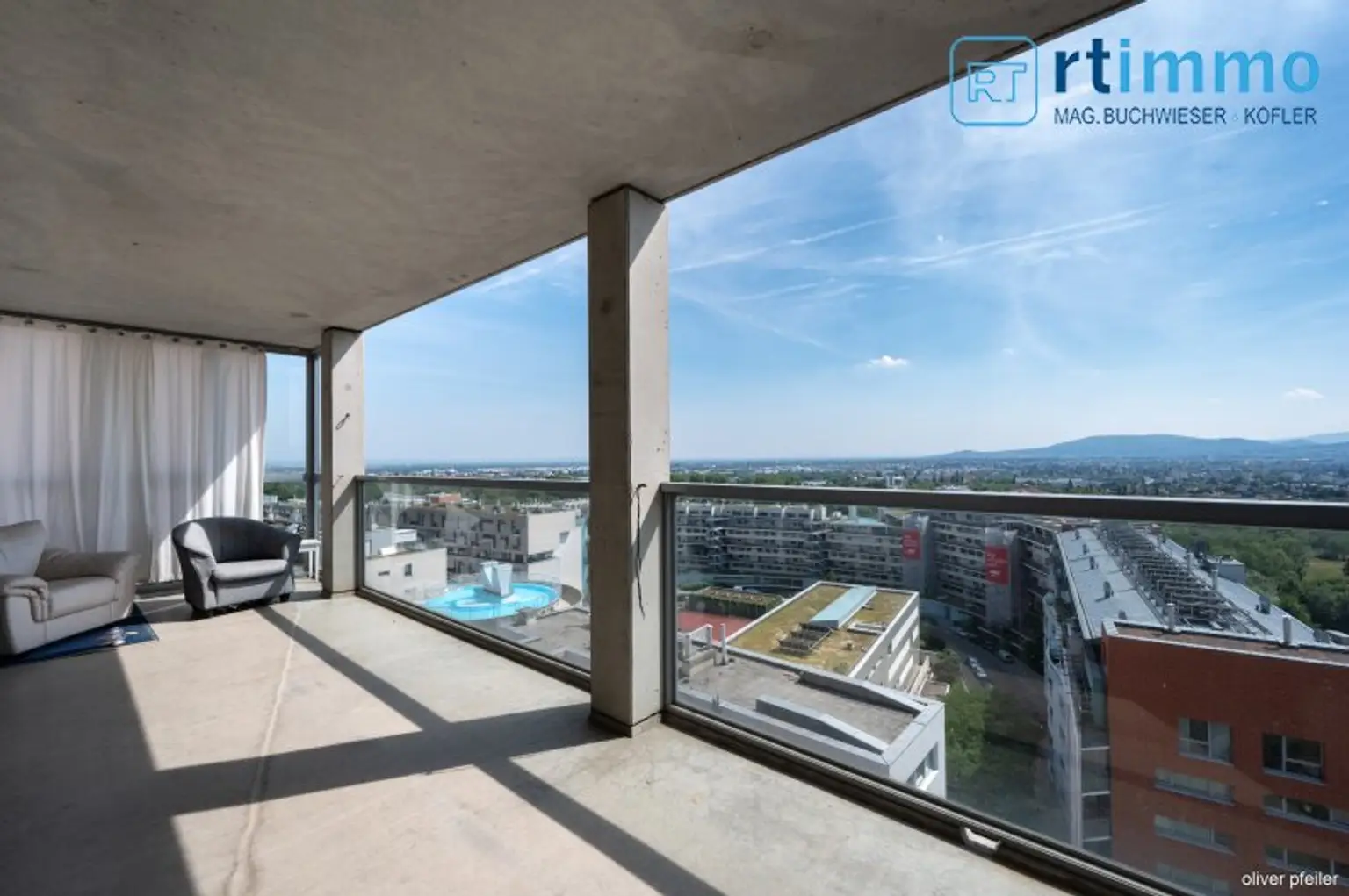 Himmelblau überall, 104m² mit über 23m² Freifläche auf 3,5 Zimmern. Atemberaubender Ausblick soweit das Auge reicht!