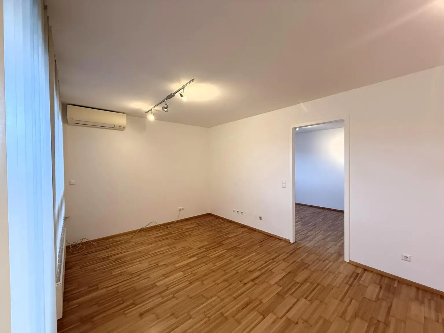 Wohn- / Essküche, klimatisiert / Deckenleuchten