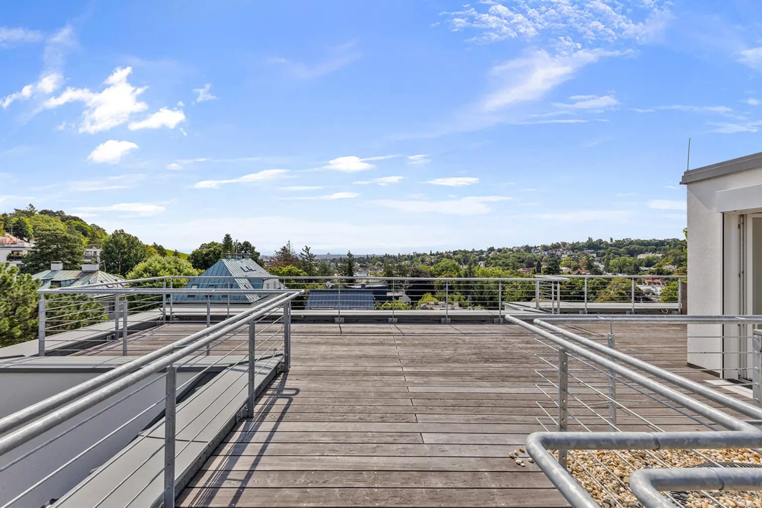 DG-Wohnung mit atemberaubender Dachterrasse in absoluter Grünruhelage