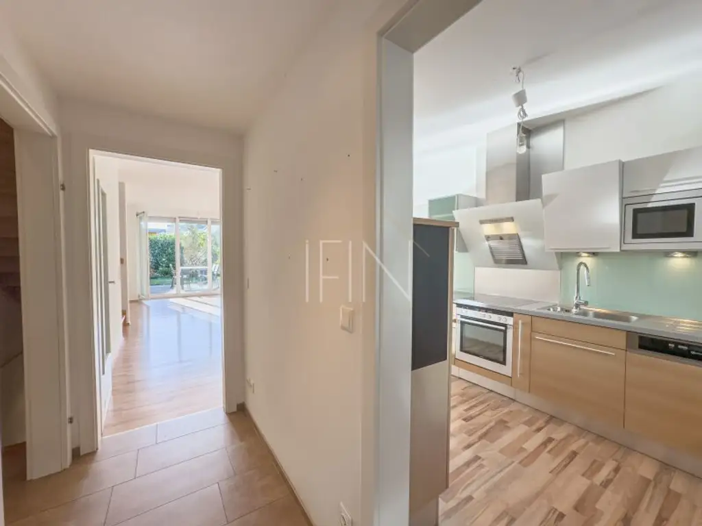 Gießhübl. Ruhe. Architektur.  Reihenhaus mit Garten