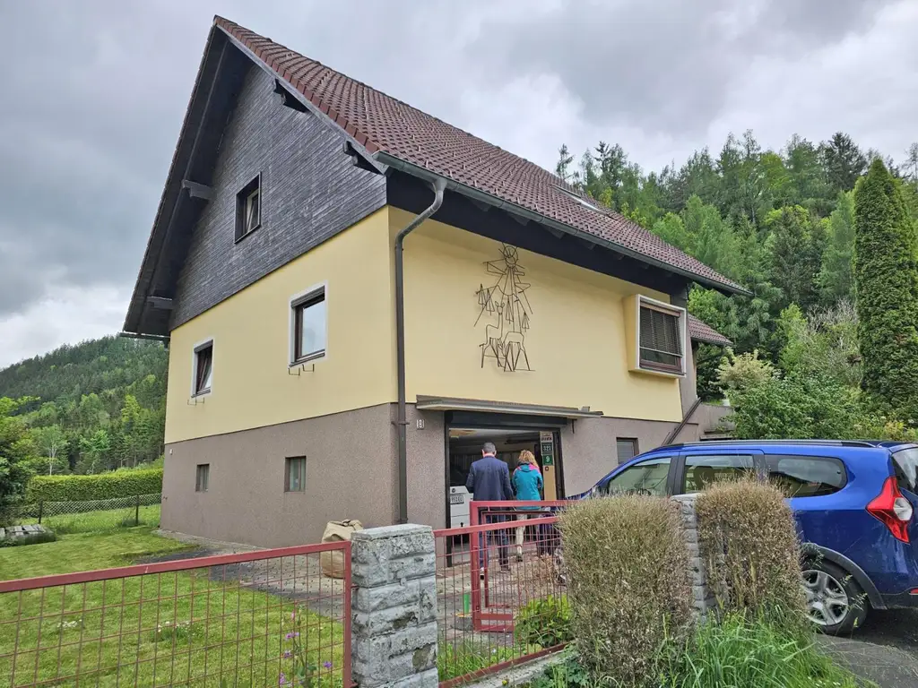 Einfamilienhaus mit Garage und Terrasse.