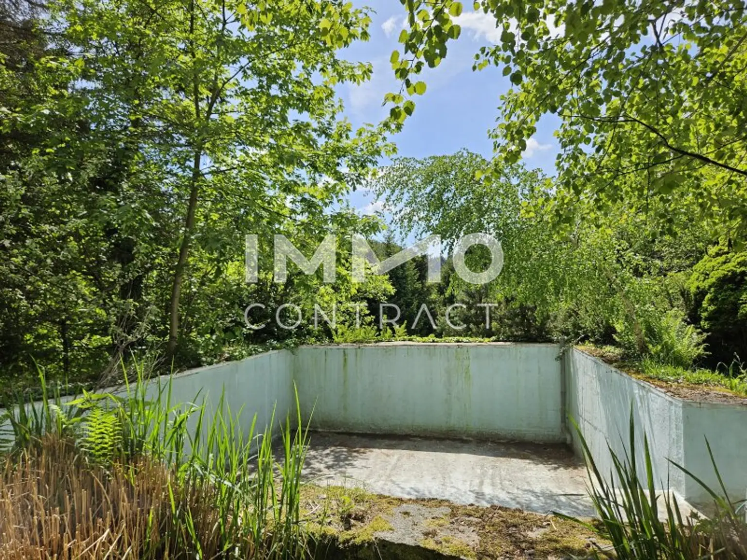 Ansicht Pool vor Haus