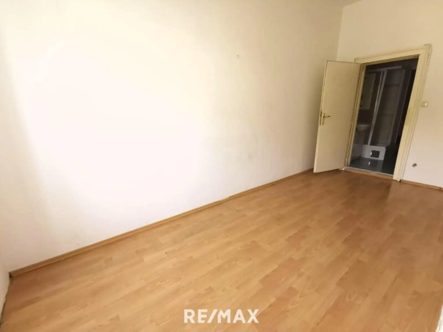 3 Zimmer Wohnung im 1. Stock zum Renovieren. Direkt gegenüber AKH.