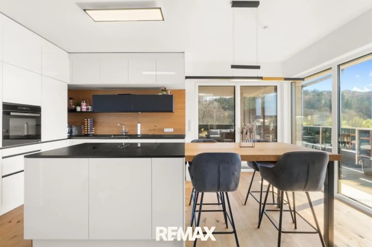 Küche und Essbereich sowie Terrasse