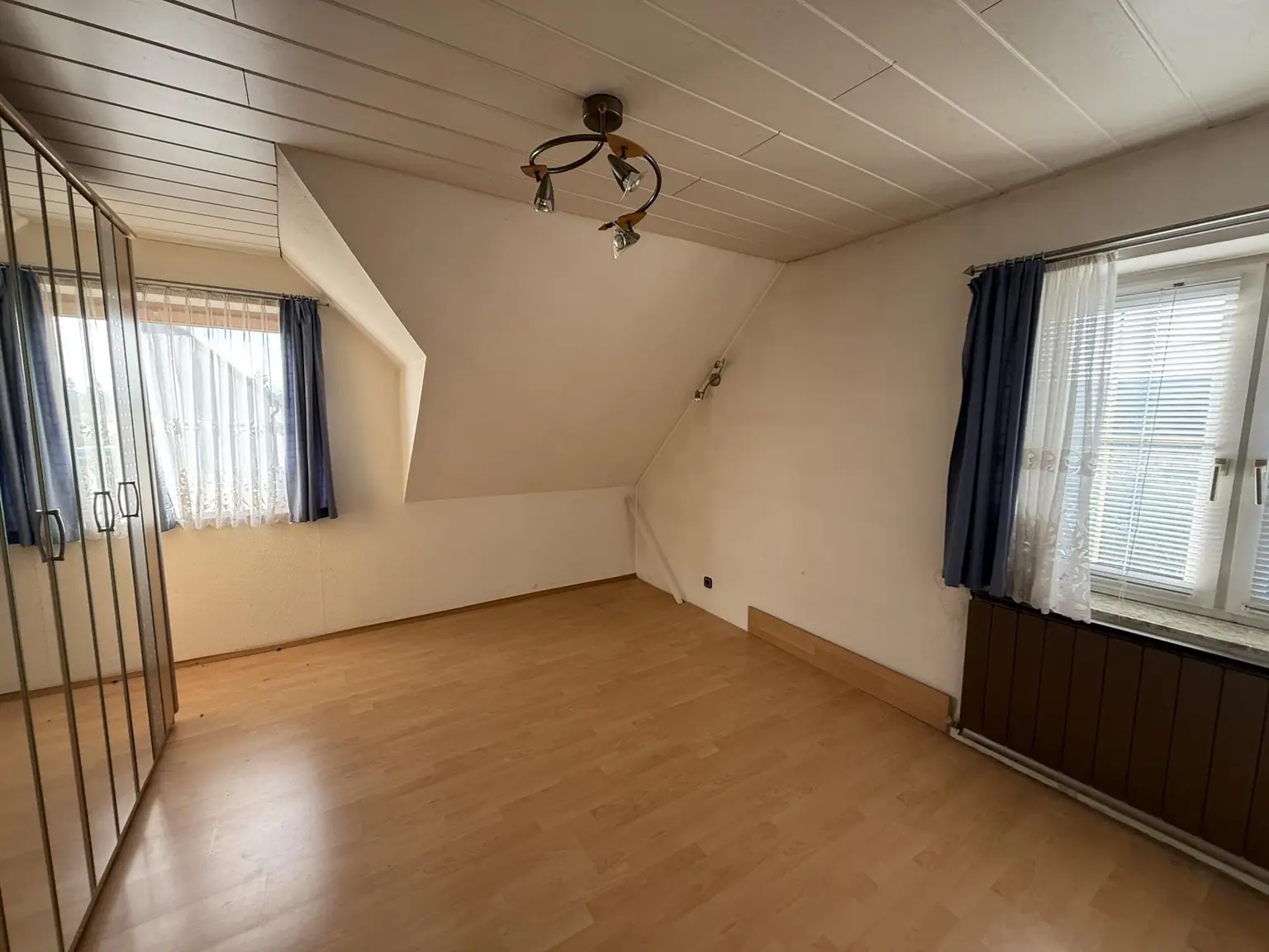 Renovierungsbedürftiges Einfamilienhaus mit idyllischem Garten in Sackgasse