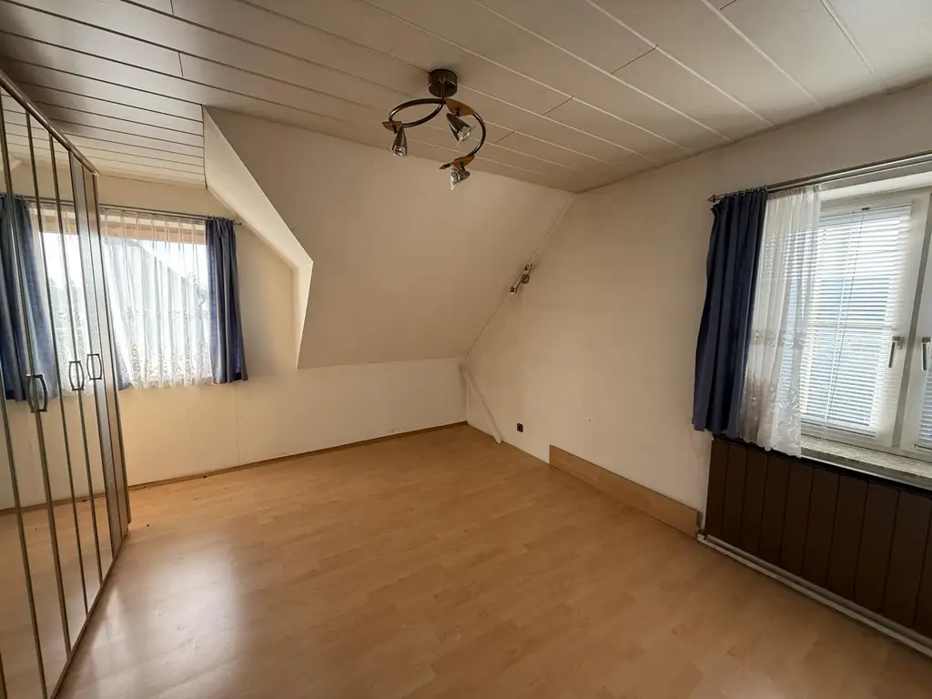 Renovierungsbedürftiges Einfamilienhaus mit idyllischem Garten in Sackgasse