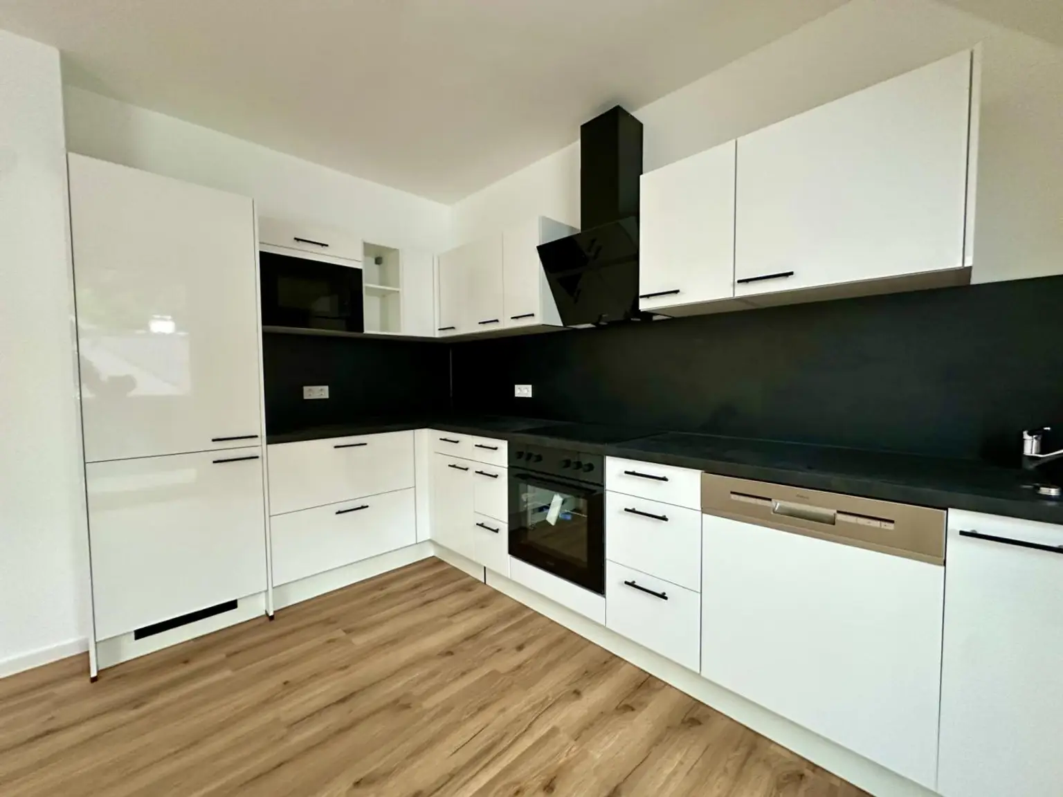 Erstbezug! Top 6! Wunderschöne zentrumsnahe 3-Zimmer Wohnung mit Balkon!