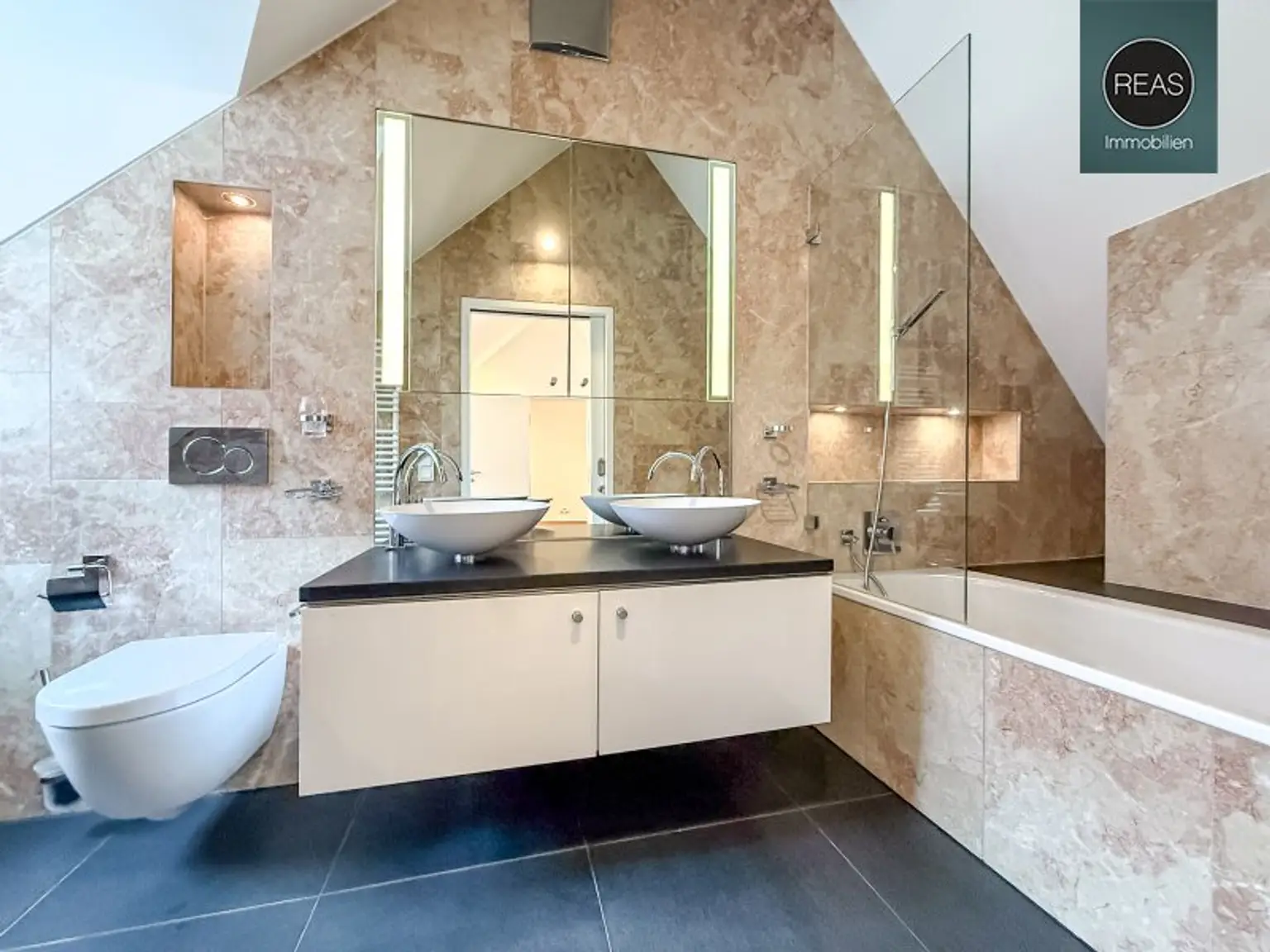 Provisionsfrei: Exklusives Maisonette - Apartment mit Loggia und Terrasse beim Beethoven Museum und Pfarrplatz! Garagen verfügbar!