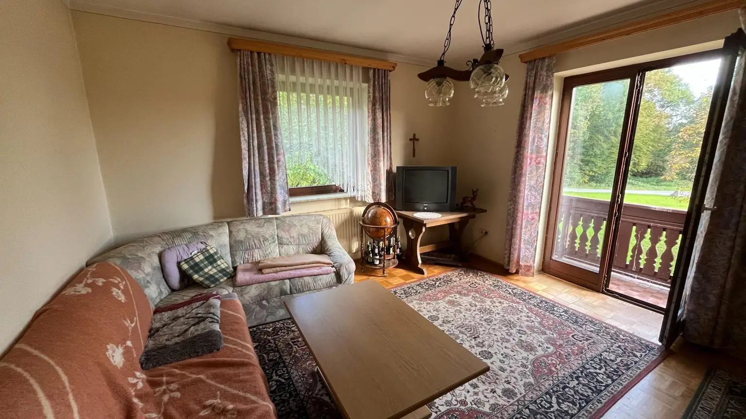 Haus in ruhiger Lage mit Erweiterungsmöglichkeit und großem Nebengebäude!