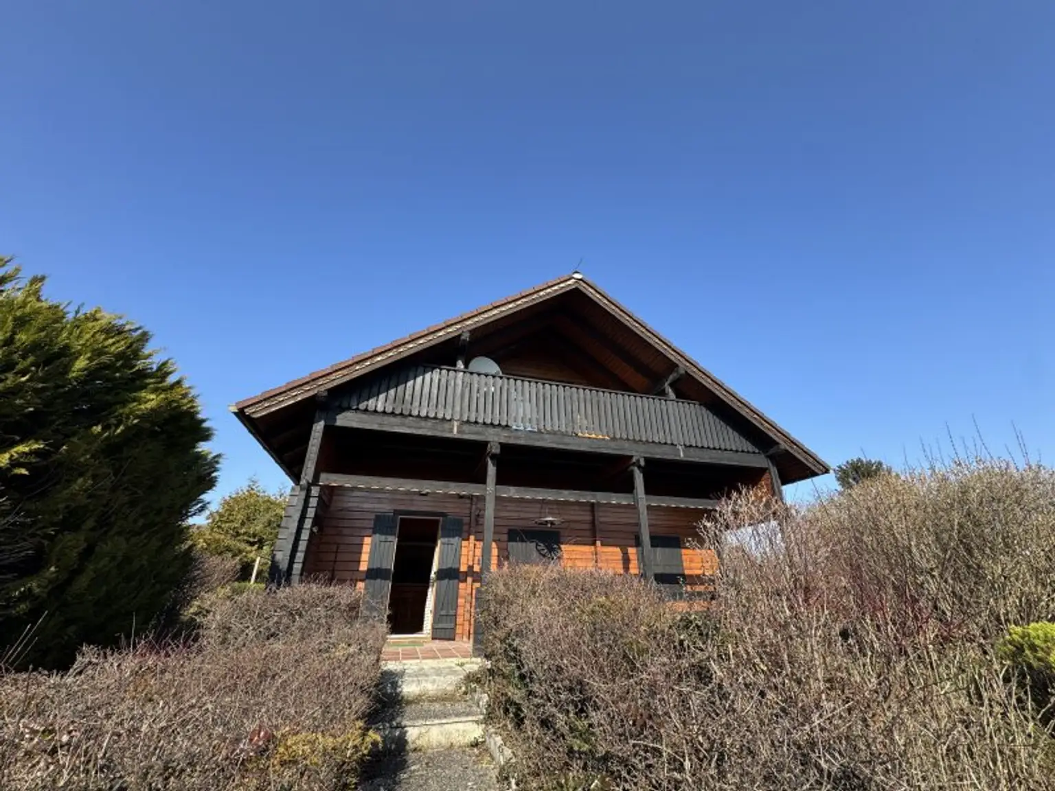 Sonniges Blockhaus mit Pool, Balkon & Gartenidylle in Sollenau