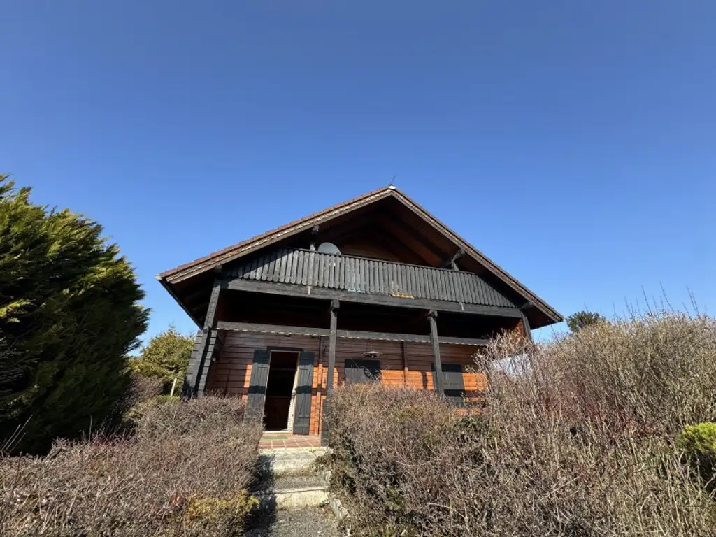 Sonniges Blockhaus mit Pool, Balkon & Gartenidylle in Sollenau