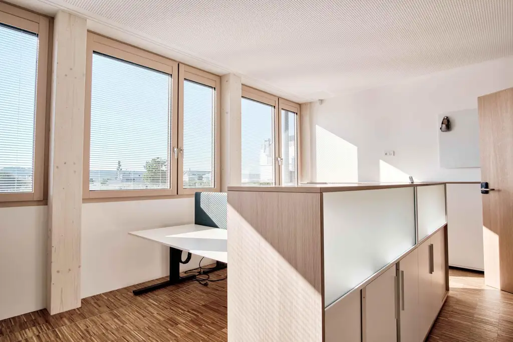 HI TECH BETRIEBSGEBÄUDE