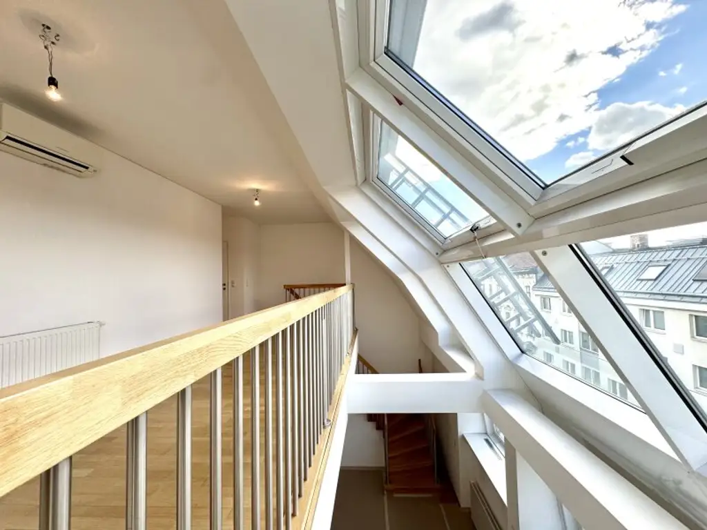 NEU! Lichdurchflutete Maissonette Dachgeschosswohnung mit Dachterrasse im Servitenviertel zu vermieten! Mit Blick auf Stephansdom und Kahlenberg!