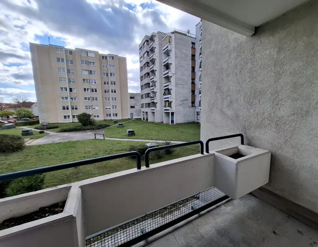 GEMÜTLICHE und HELLE  4 Zimmer-WOHNUNG - LOGGIA -LIFT