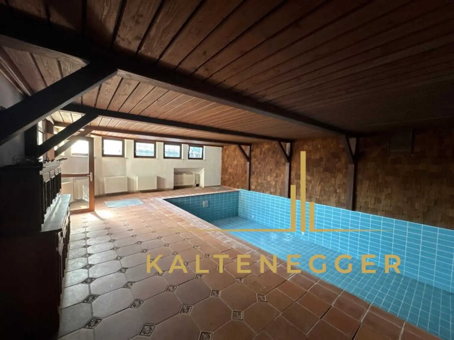 Sonnenbeschienenes Grundstück mit Blick auf die Hohe Wand - ein ländliches Mehrfamilienhaus und ein Einfamilienhaus