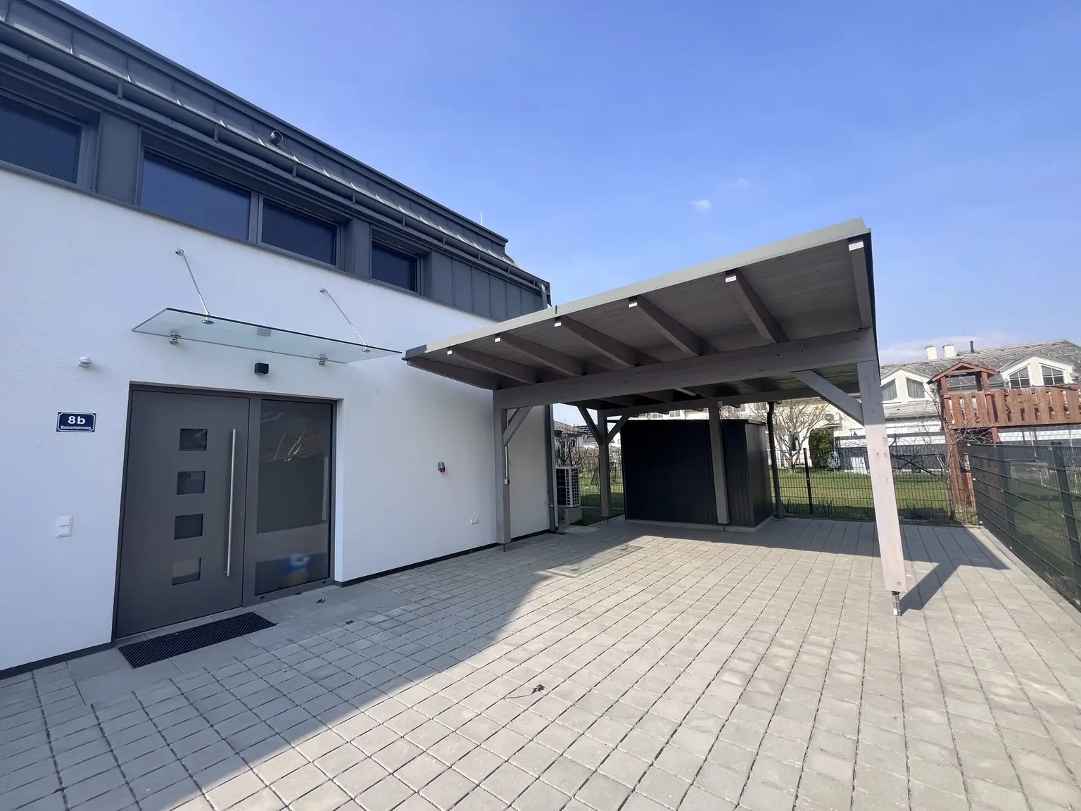 Erstbezug !! Traumhafte Doppelhaushälfte , Wohnkeller  mit Garten und 2 Stellplätzen!