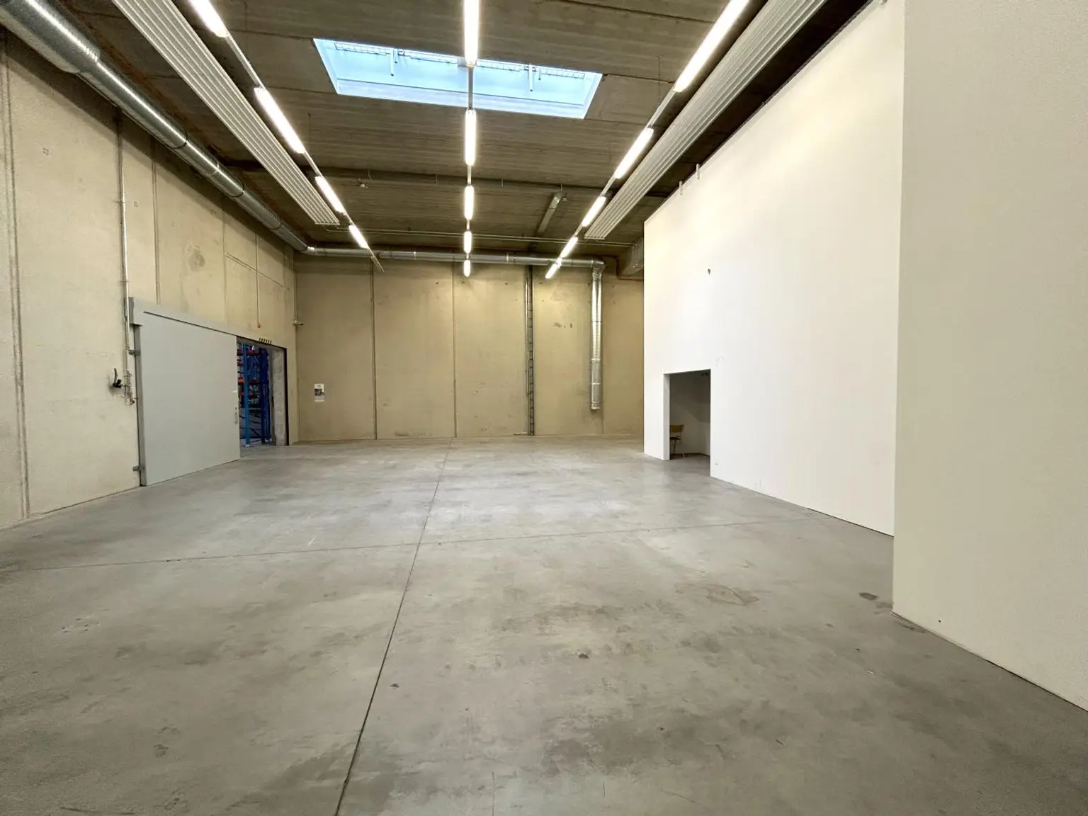 Neuwertige Lagerhalle sowie Produktionsstandort mit Büroflächen