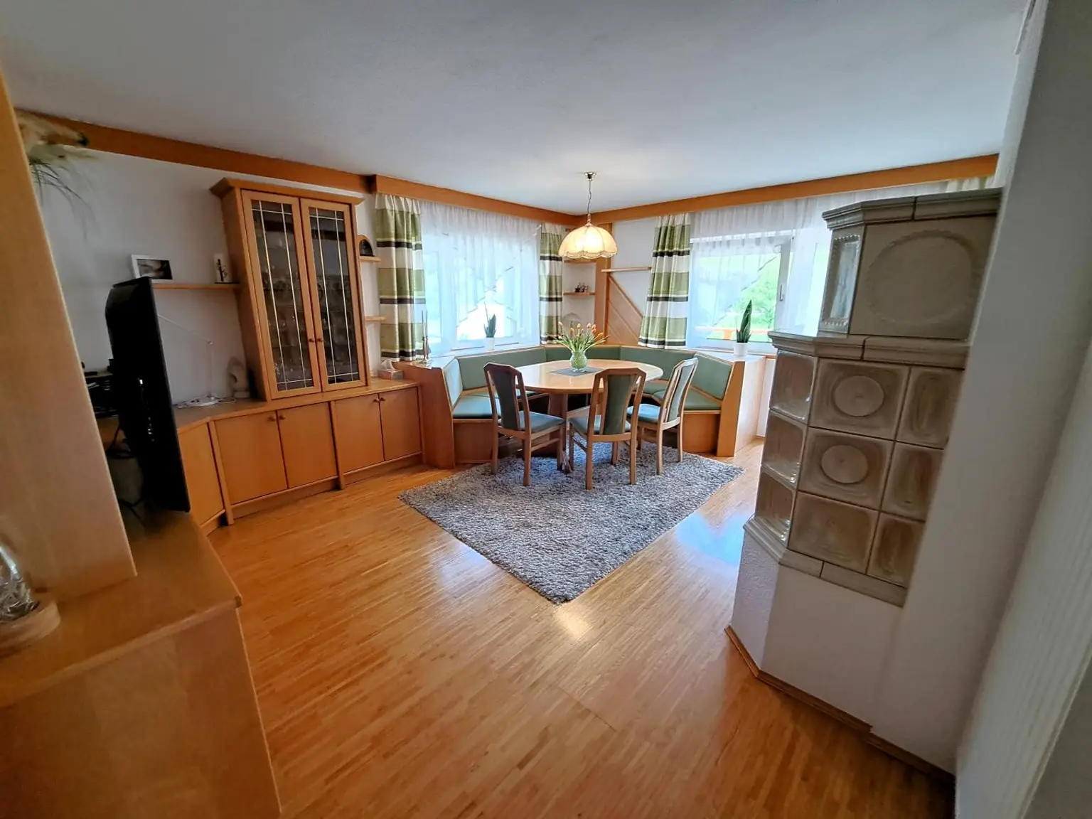 OG-Wohnung - Esszimmer mit Kachelofen