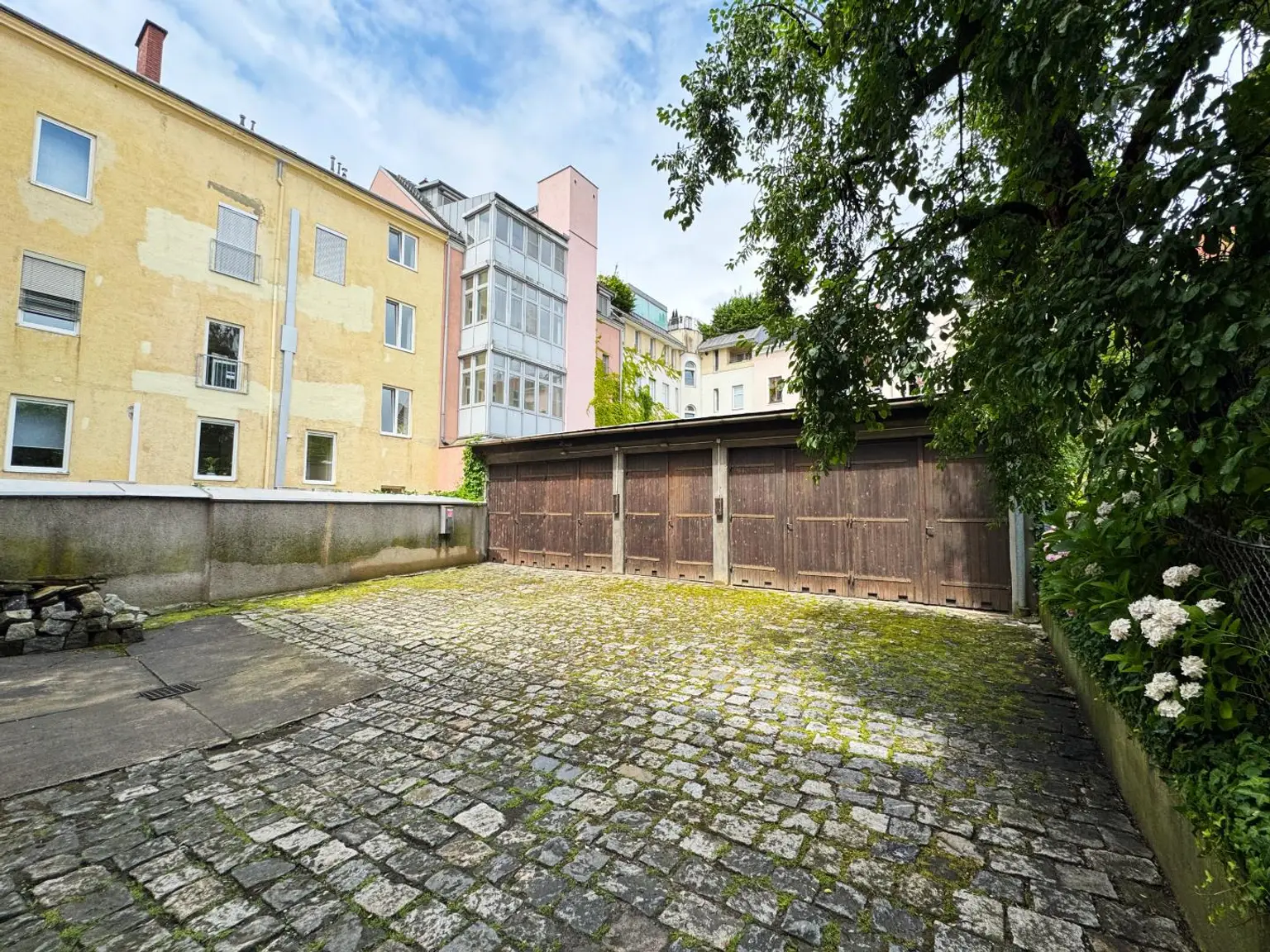 Großzügige 3 Zimmer-Altbauwohnung mit Küche - Nähe Landstraße!