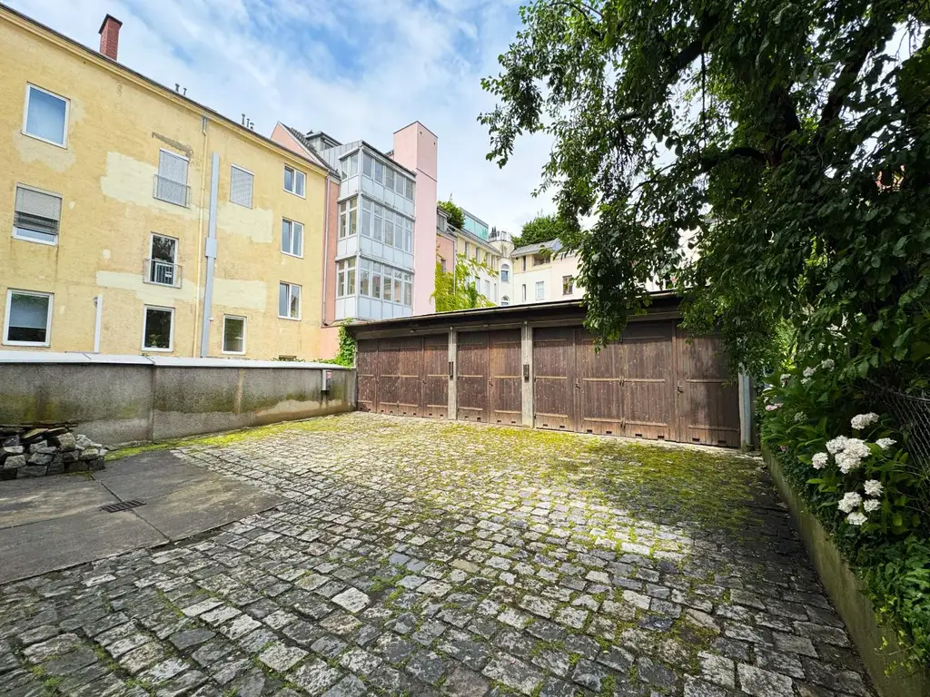 Großzügige 3 Zimmer-Altbauwohnung mit Küche - Nähe Landstraße!