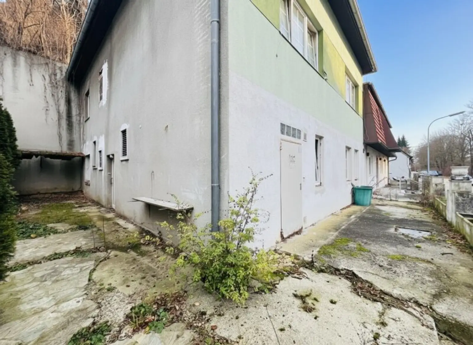 Terrasse / Eingang Süd / Eingang Ost