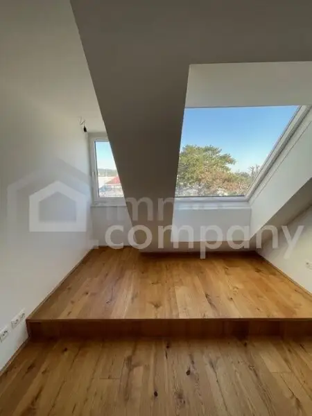 Dachgeschossmaisonette mit einer Traumterrasse und vollmöblierter Küche