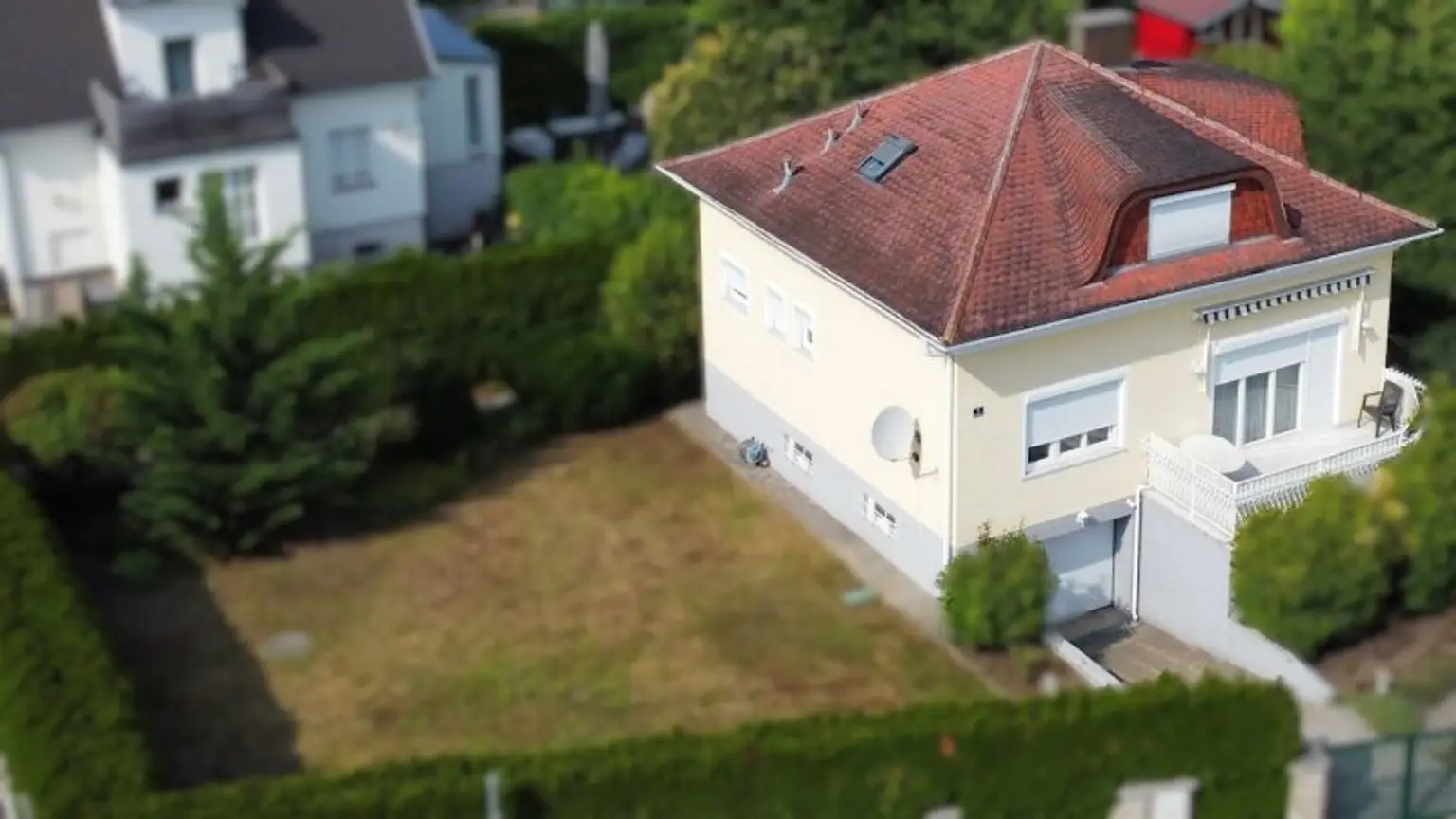 Kleines Einfamilienhaus mit Südterrasse und Garage