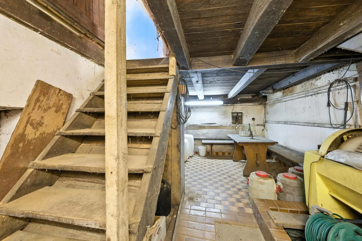 Traditioneller Weinkeller mit Presshaus und 2.421 m² Weingarten in Ebenthal – Ihr Rückzugsort im Weinviertel!