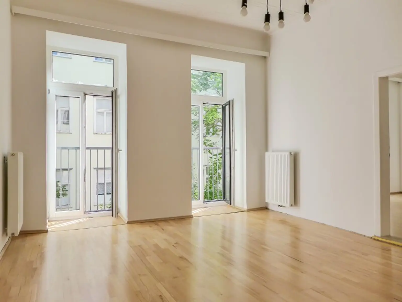Zeitlose Eleganz im Stilaltbau - hochwertig sanierte 2 Zimmer-Wohnung in Hofruhelage