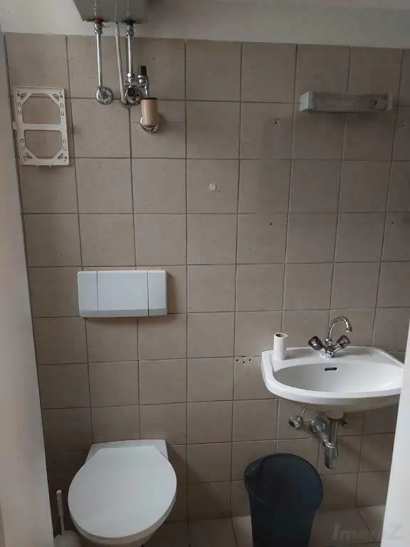 Geschäftslokal mit Verkaufsraum, Büroräumen, Lagerräumen im UG und Parkplätzen bei Dietrichsteinplatz zu vermieten!
