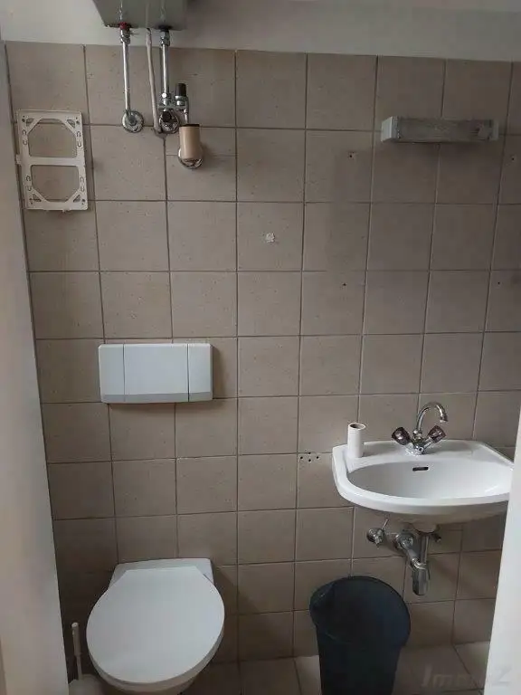 Geschäftslokal mit Verkaufsraum, Büroräumen, Lagerräumen im UG und Parkplätzen bei Dietrichsteinplatz zu vermieten!