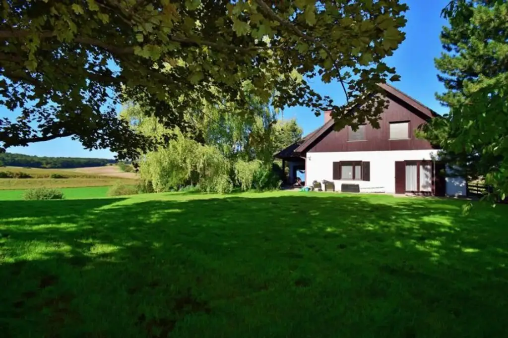 Exklusives Traum-Anwesen mit Naturteich und Gästehaus