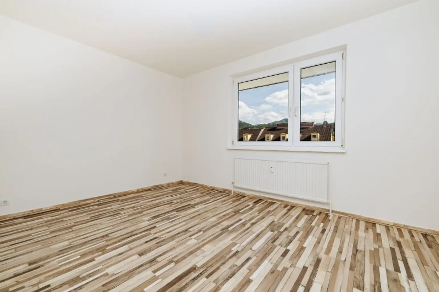DIREKT AN DER MUR I  ABSOLUTE RUHELAGE I PROVISIONSFREI I EINBAUKÜCHE I LOGGIA I ZENTRAL I AB SOFORT I PROJEKT WOHNEN I