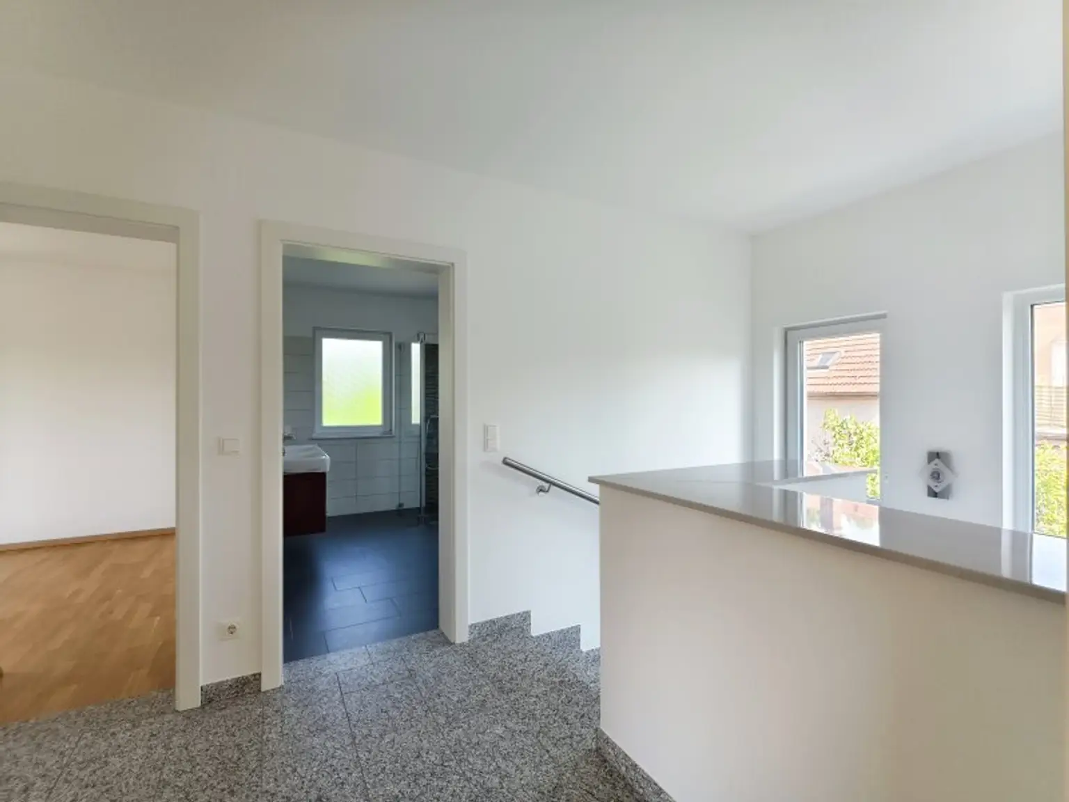 Vorraum mit Blick ins Badezimmer