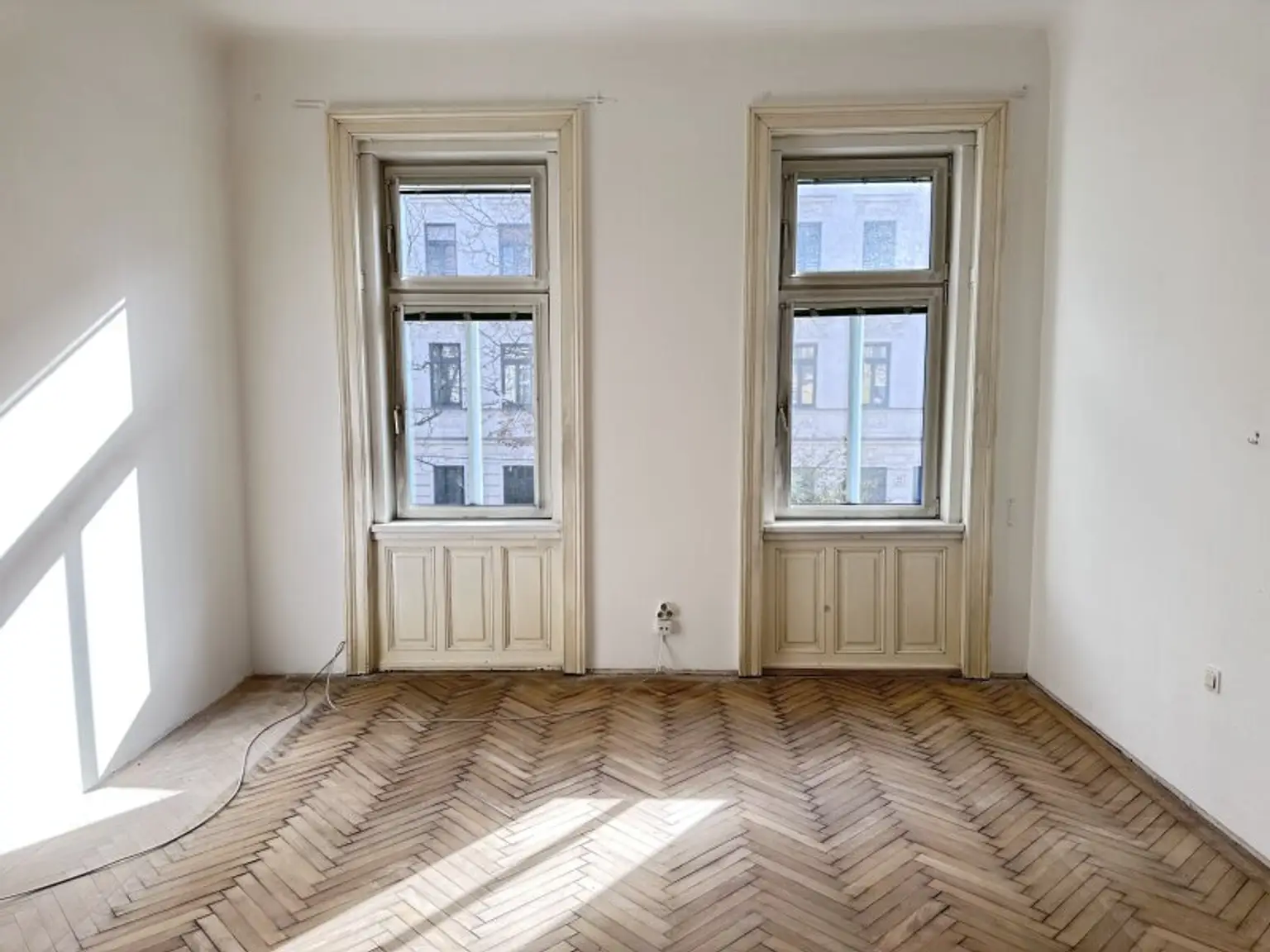 TOLLER ALTBAU - SCHÖNE WOHNUNG IM ALTWIENER STIL - ZUM SANIEREN