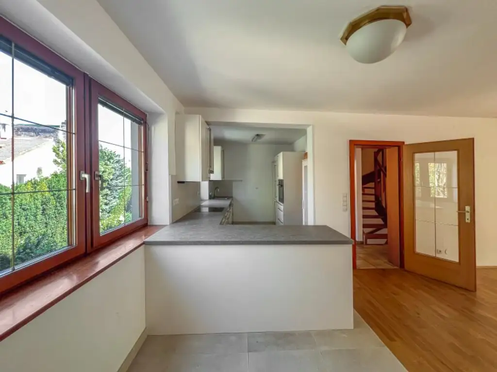 Familiengeeignetes Eckreihenhaus bei der Amerikanischen Schule:  5 Zimmer, und ein Gäste-Studio mit Bad,  Garten, Balkon, Garage, viel Platz und Ruhe!