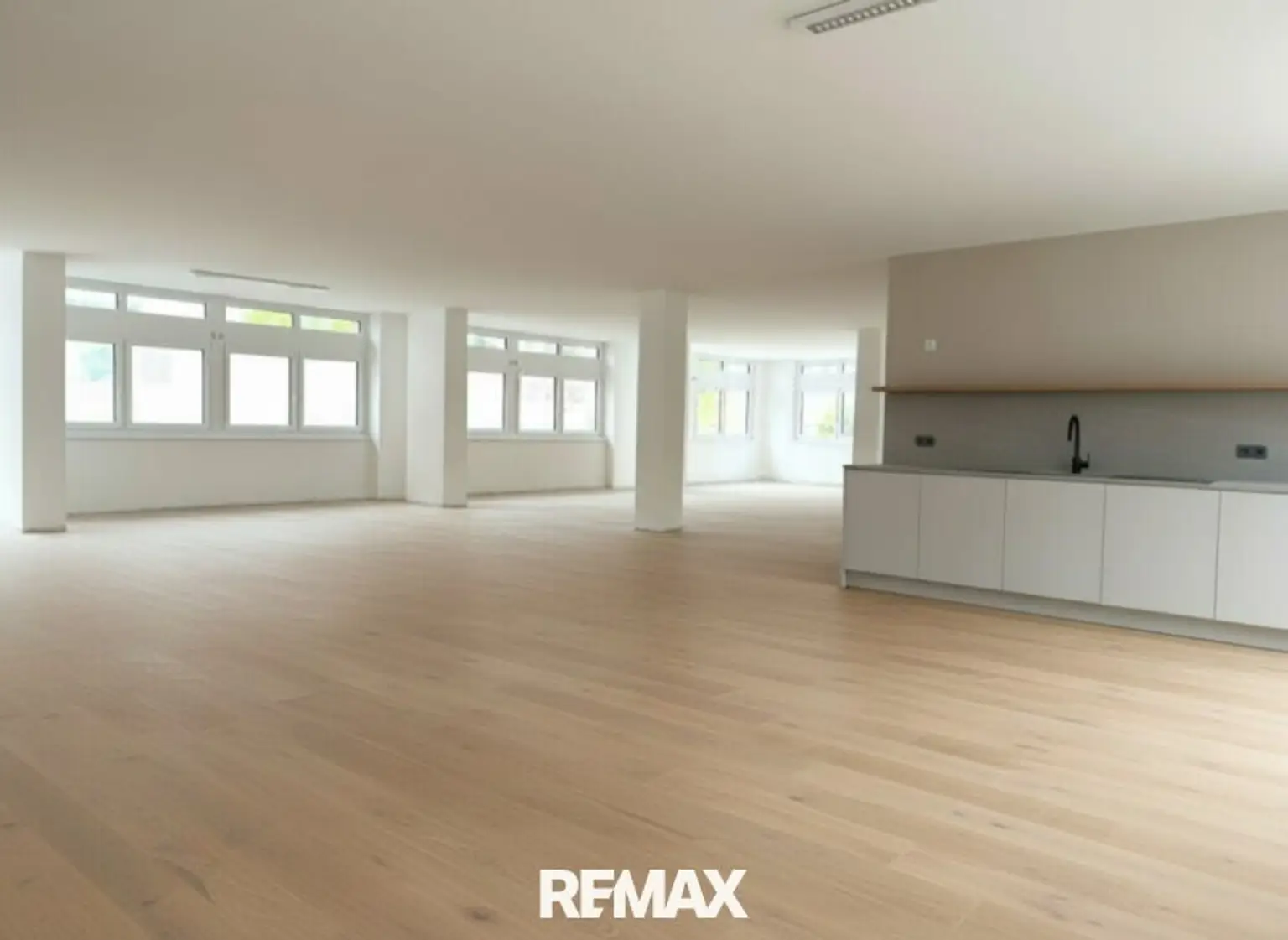 Büro-/Ordinationsfläche 02_ KI bearbeitet