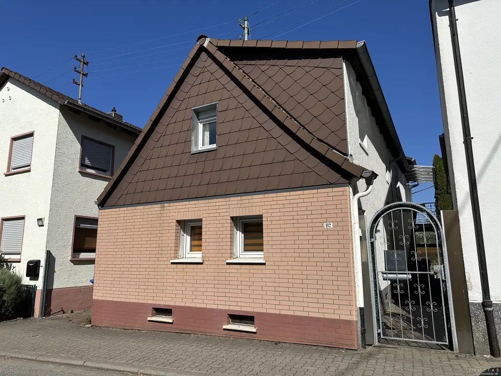 Sanierungsbedürftiges Einfamilienhaus mit Anbauten und großem Garten in Trippstadt