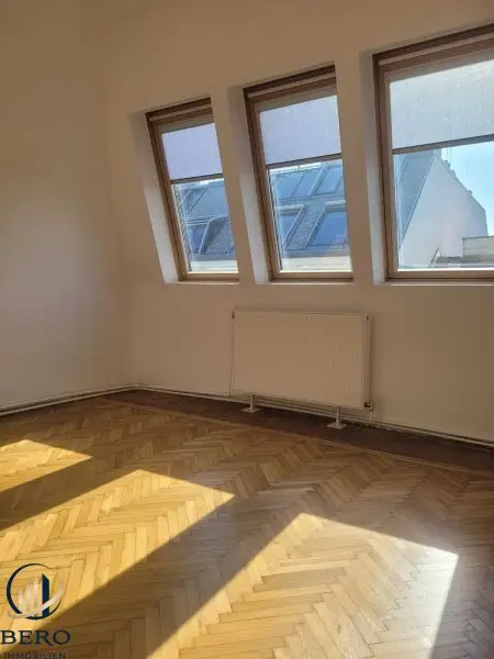 "Diese 5 Zimmer-Altbauwohnung mit sonniger Terrasse wartet genau auf SIE"
