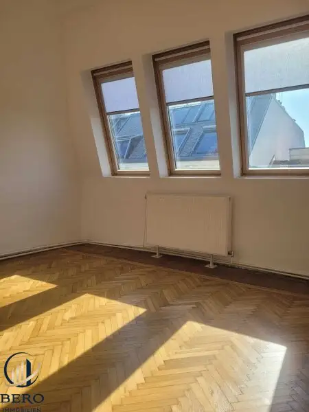 "Diese 5 Zimmer-Altbauwohnung mit sonniger Terrasse wartet genau auf SIE"